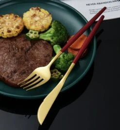 Merkloos Bestekset - 24 Delig Bestekset - 6 Personen - Rood/Goud - Tafellepels/Tafelmessen/Tafelvorken/Koffielepels - Roestvrij Staal -Tefal Winkel 1104x1200