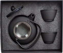 Tealøv THEE SET 800 ML GIETIJZER | COMPLETE SET IN GESCHENKDOOS | Gietijzeren Theepot Met Roestvrijstalen Zeef, Gietijzeren Theekopjes En Onderzetter | In Authentiek Japanse Stijl | Arare Zwart -Tefal Winkel 1200x1011