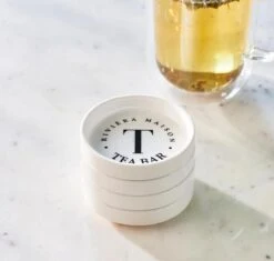Riviera Maison Theezakjeshouder Met Tekst, Schaaltjes - Theezakjeshouder RM Tea Bar - Wit - Porselein - 4 Stuks -Tefal Winkel 1200x1140