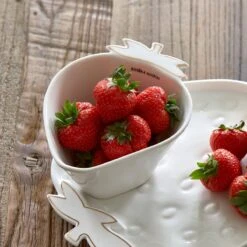 Riviera Maison Fruitvergiet, Aardbeien Zeef - Tasty Strawberry Colander - Wit / Goud - Porselein - 1 Stuk 9 Riviera Maison Fruitvergiet, Aardbeien Zeef - Tasty Strawberry Colander - Wit / Goud - Porselein - 1 Stuk -Tefal Winkel 1200x1198 24