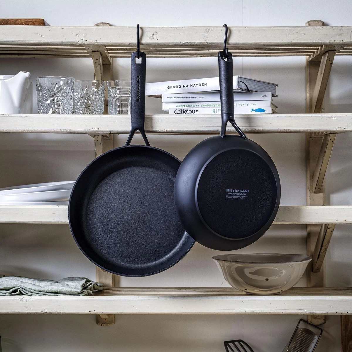 KitchenAid Classic Aluminium Koekenpannenset 2-delig ø24+28cm - Zwart - Inductie 10 KitchenAid Classic Aluminium Koekenpannenset 2-delig ø24+28cm - Zwart - Inductie - Afbeelding 8