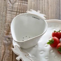 Riviera Maison Fruitvergiet, Aardbeien Zeef - Tasty Strawberry Colander - Wit / Goud - Porselein - 1 Stuk 8 Riviera Maison Fruitvergiet, Aardbeien Zeef - Tasty Strawberry Colander - Wit / Goud - Porselein - 1 Stuk -Tefal Winkel 1200x1200 1114