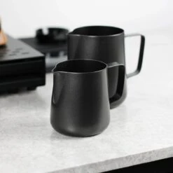 Melkopschuimkannetje Essentials - Zwart - 350ml - Melkkannetje Opschuim - Melkkannetje RVS - Melkkan 11 Melkopschuimkannetje Essentials - Zwart - 350ml - Melkkannetje Opschuim - Melkkannetje RVS - Melkkan -Tefal Winkel 1200x1200 1222