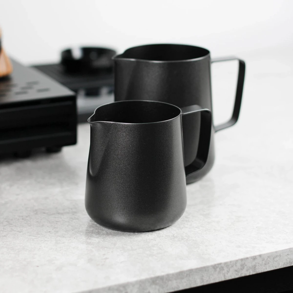 Melkopschuimkannetje Essentials - Zwart - 350ml - Melkkannetje Opschuim - Melkkannetje RVS - Melkkan 7 Melkopschuimkannetje Essentials - Zwart - 350ml - Melkkannetje Opschuim - Melkkannetje RVS - Melkkan - Afbeelding 5