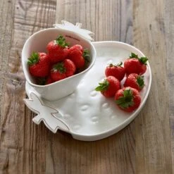 Riviera Maison Serveerschaal Aardbei, Zomers Serveerbord Voor Fruit - Tasty Strawberry Serving Dish - Wit / Goud - Porselein - 1 Stuk -Tefal Winkel 1200x1200 1250