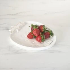 Riviera Maison Serveerschaal Aardbei, Zomers Serveerbord Voor Fruit - Tasty Strawberry Serving Dish - Wit / Goud - Porselein - 1 Stuk -Tefal Winkel 1200x1200 1251