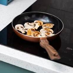 Nuovva Koperen Koekenpan - Keramische Antikleeflaag – Houten Handvat Koekenpan - Ø 24 Cm Inductie - PTFE-vrij -Tefal Winkel 1200x1200 158