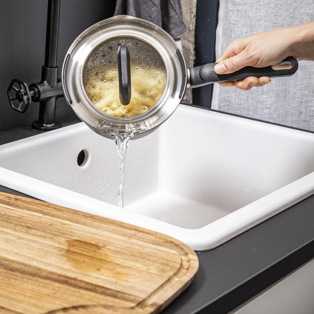 BK Flow Cool Black Glas Kookpannenset - 4-delig - Zwart - Glazen Deksel - Veilig Afgietsysteem - Inductie 4 BK Flow Cool Black Glas Kookpannenset - 4-delig - Zwart - Glazen Deksel - Veilig Afgietsysteem - Inductie - Afbeelding 2