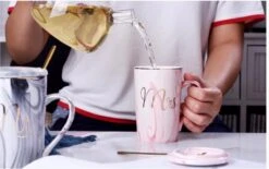 Merkloos Set Van 2 Mokken - Mok Set - Couple Mok - Koffiemok - Koffiebeker - Beker - Mokken En Bekers - Beker Met Lepel En Deksel - 400 Ml - Keramiek - Mr./Mrs. - Blauw/roze 18 Merkloos Set Van 2 Mokken - Mok Set - Couple Mok - Koffiemok - Koffiebeker - Beker - Mokken En Bekers - Beker Met Lepel En Deksel - 400 Ml - Keramiek - Mr./Mrs. - Blauw/roze -Tefal Winkel 1200x752 5