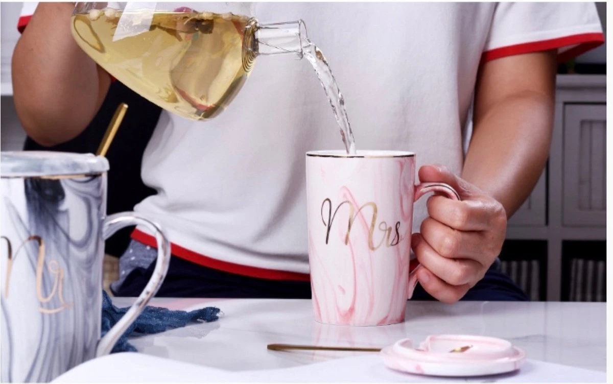 Merkloos Set Van 2 Mokken - Mok Set - Couple Mok - Koffiemok - Koffiebeker - Beker - Mokken En Bekers - Beker Met Lepel En Deksel - 400 Ml - Keramiek - Mr./Mrs. - Blauw/roze 9 Merkloos Set Van 2 Mokken - Mok Set - Couple Mok - Koffiemok - Koffiebeker - Beker - Mokken En Bekers - Beker Met Lepel En Deksel - 400 Ml - Keramiek - Mr./Mrs. - Blauw/roze - Afbeelding 7