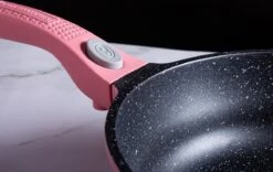 Royalty Line Inductie Pannenset - Luxe 14-delige Pannenset Marmeren Coating - Pannen Met Afneembare Handvaten - Oven-Ready - PFAS-Vrij - Voor Alle Warmtebronnen - Afneembare Koudgrepen - Antiaanbaklaag - Koekenpan Met Glazen Deksels - Roze -Tefal Winkel 1200x757