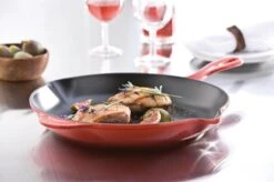 Le Creuset - Gietijzeren Ronde Skillet In Kersenrood 23cm -Tefal Winkel 1200x799 57