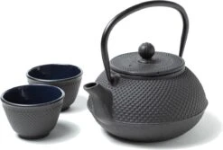 Tealøv THEE SET 800 ML GIETIJZER | COMPLETE SET IN GESCHENKDOOS | Gietijzeren Theepot Met Roestvrijstalen Zeef, Gietijzeren Theekopjes En Onderzetter | In Authentiek Japanse Stijl | Arare Zwart -Tefal Winkel 1200x812 3