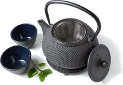 Tealøv THEE SET 800 ML GIETIJZER | COMPLETE SET IN GESCHENKDOOS | Gietijzeren Theepot Met Roestvrijstalen Zeef, Gietijzeren Theekopjes En Onderzetter | In Authentiek Japanse Stijl | Arare Zwart -Tefal Winkel 1200x827 4
