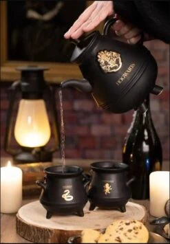 Harry Potter "Hogwarts" Theepot Set Met 2 Ketels 23 Harry Potter "Hogwarts" Theepot Set Met 2 Ketels -Tefal Winkel 835x1200