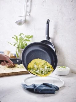 GreenPan Cambridge Hapjespan Met Deksel 24cm - Zwart - Inductie - PFAS-vrij -Tefal Winkel 899x1200 4