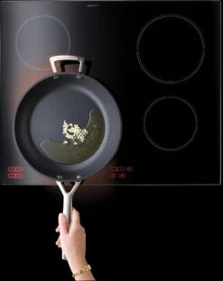 Le Creuset Koekenpan Les Forgées TNS - ø 28 Cm - Standaard Anti-aanbaklaag 13 Le Creuset Koekenpan Les Forgées TNS - ø 28 Cm - Standaard Anti-aanbaklaag -Tefal Winkel 951x1200 2